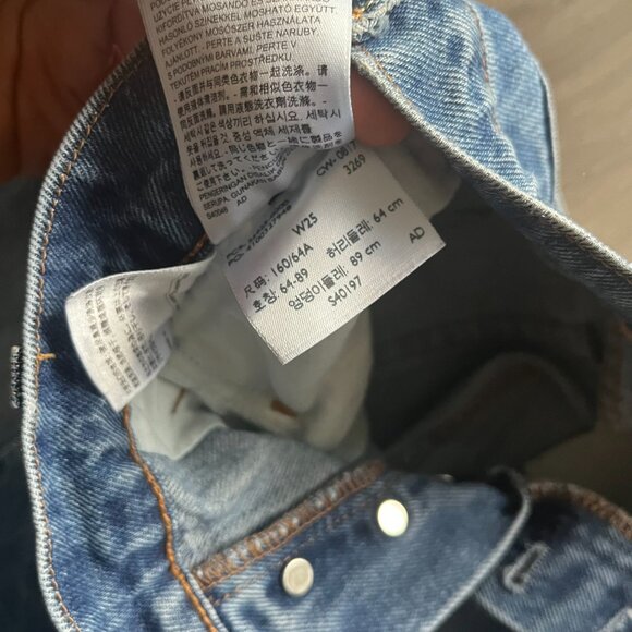 Levi's "ALETERED STRAIGHT" Cropped High-Rise Jeans with Paint Splatter Detail - Picture 7 of 15